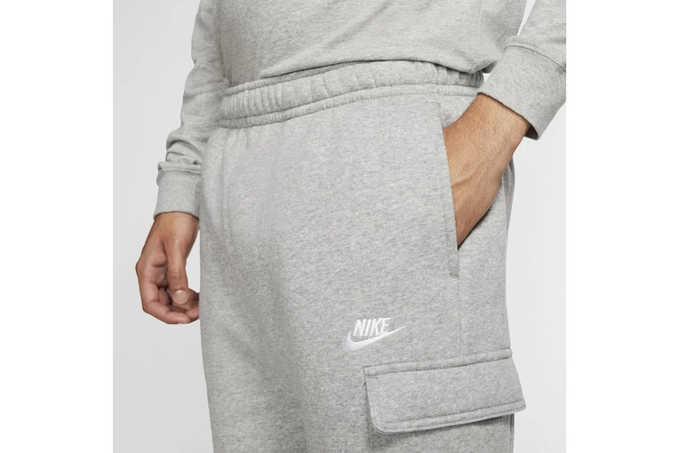 Nike Club Fleece Traininsbroek Grijs/wit Heren 4 Nike Club Fleece Traininsbroek Grijs/wit Heren - Afbeelding 4
