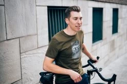 The Vandal Les Ouvriers Du Peloton T-shirt Kaki Heren -Koop de nieuwe sportmode. 37104374 3